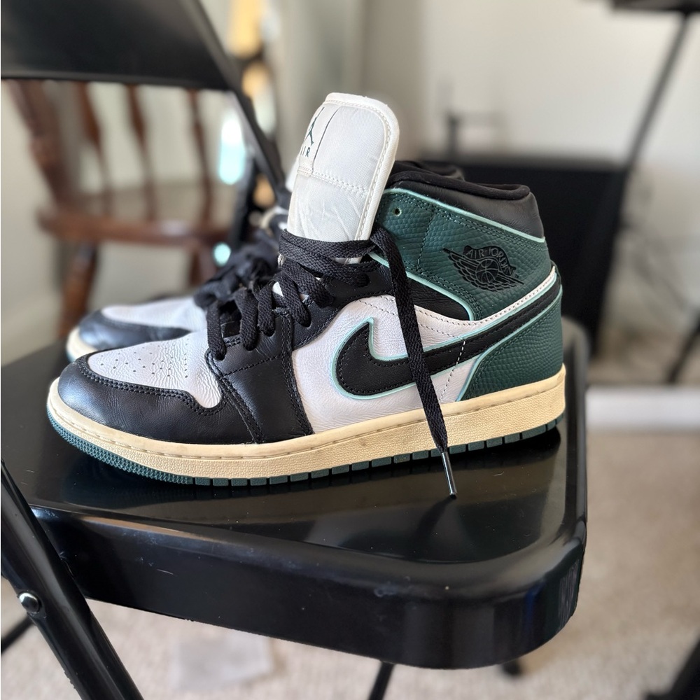 Nike Air Jordan 1 Mid Sneakers Women 9.5